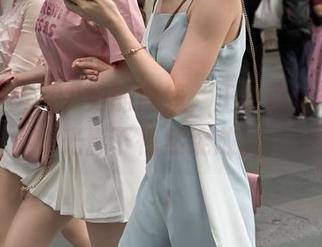 美图中美臀少妇的曲线，正在魔镜街拍的光影下悄然绽放。