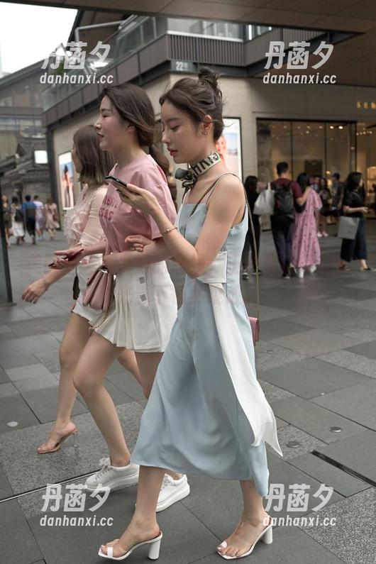 美图中美臀少妇的曲线，正在魔镜街拍的光影下悄然绽放。