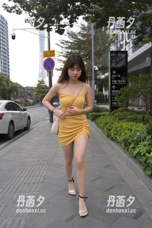 制服长腿又来了！魔镜街拍最新写真点燃我的小心脏。